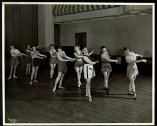 Mevrouw Dean en acht dansende meisjes in de gymzaal van de New York Association for the Blind, 111 East 59th Street, New York, 1935